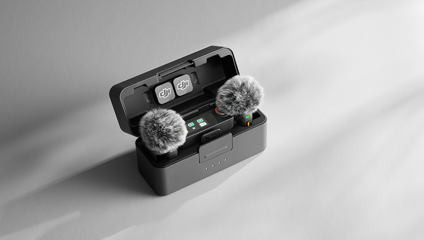 System mikrofonów bezprzewodowych DJI Mic 3 2 TX + 2 RX + Etui ładujące czarny przedstawione pod skosem